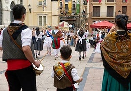 Aires de La Rioja mostró sus jotas en la plaza de San Agustín.