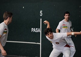 Un momento de la última jornada de pelota en el Revellín.