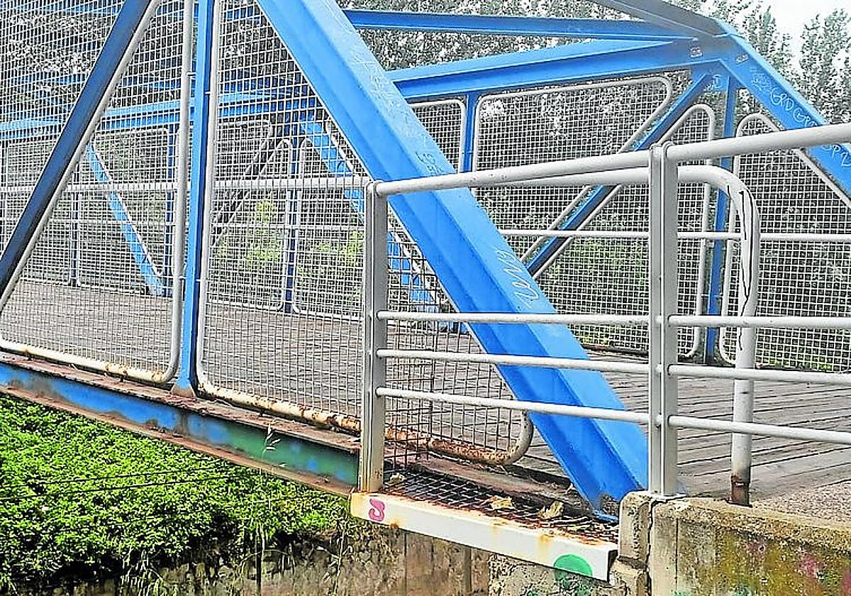 El estado de la pasarela del parque de San Miguel, hoy en La Guindilla.