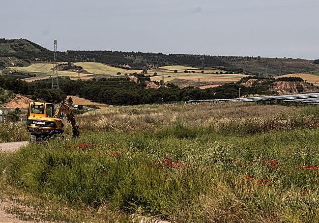 Una máquina de obra en un parque solar cercano al de Murillo Pólux.