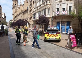 Bomberos y Policía Local en plenas labores de limpieza en Portales.