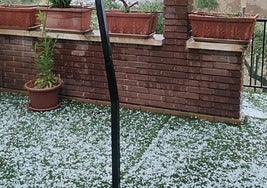 Granizo en el interior de una terraza en Medrano.