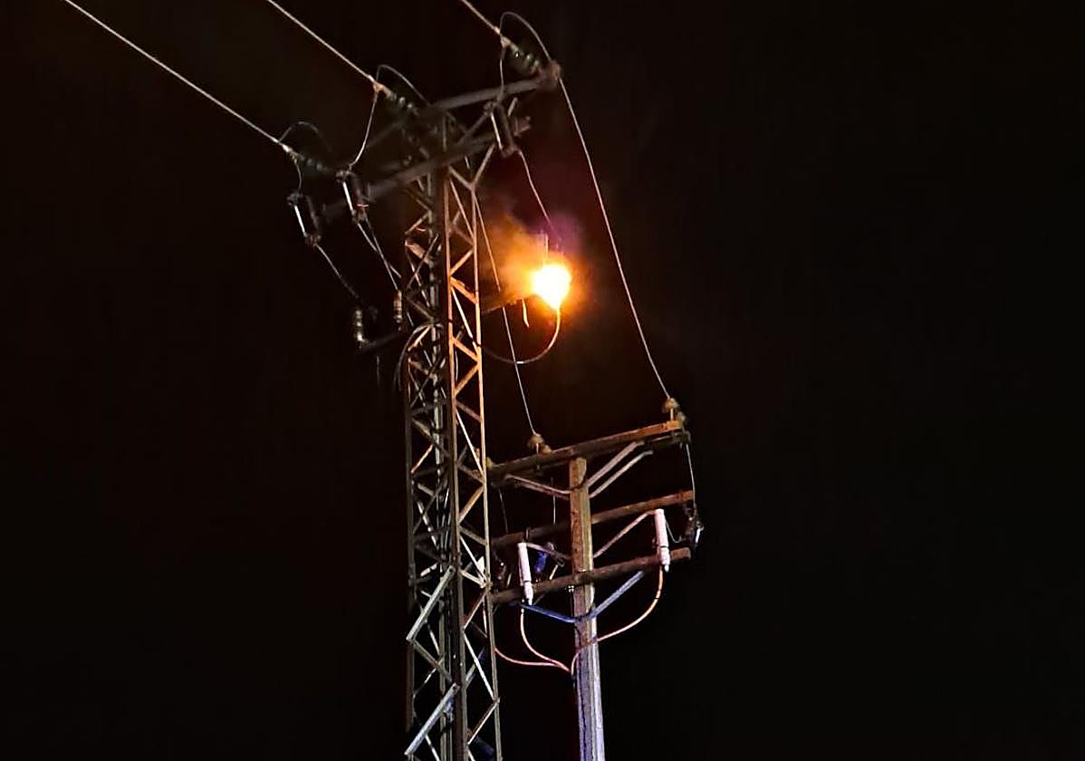 Incendio provocado por un rayo en una torre de media tensión en Varea.
