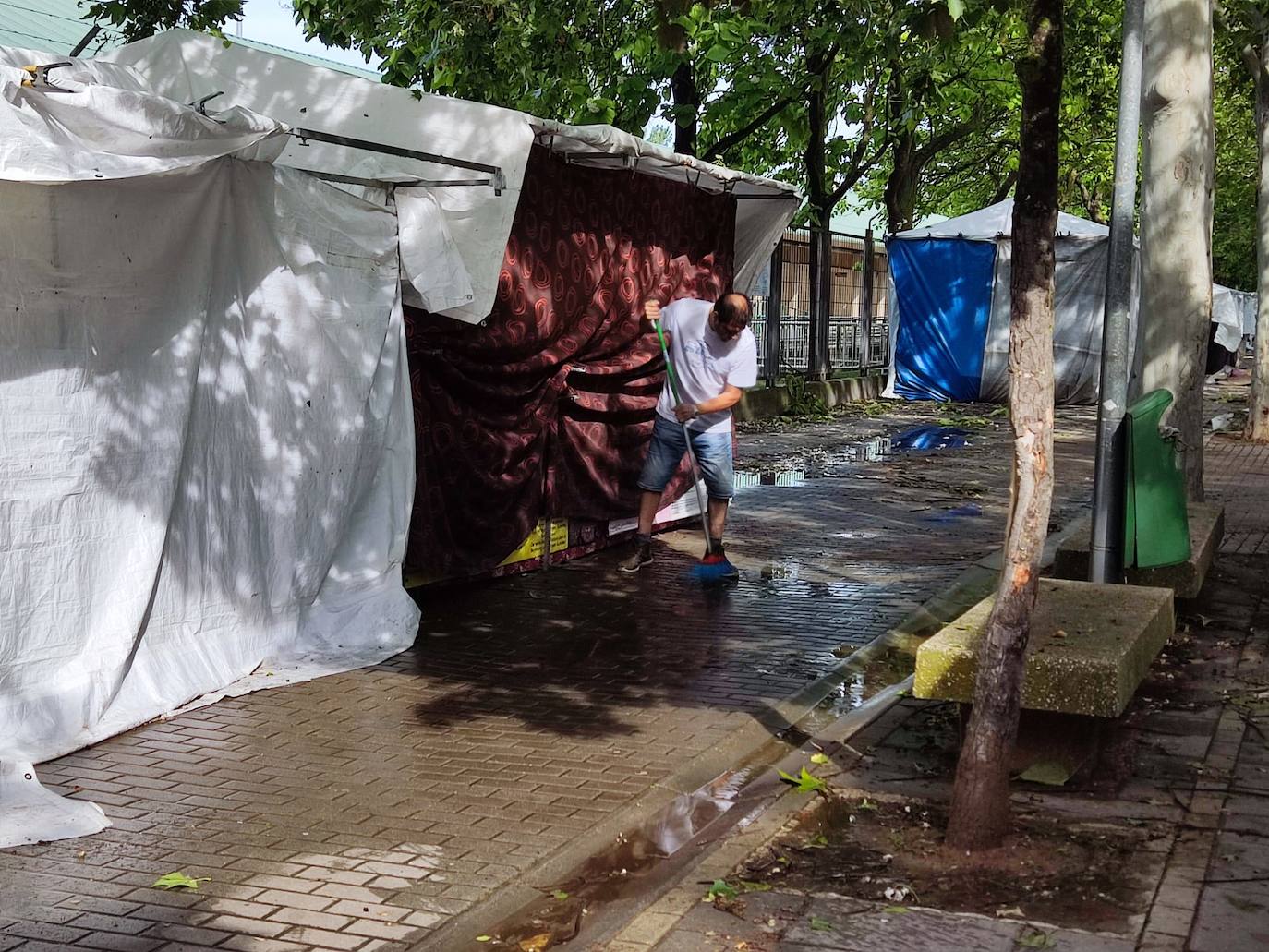 Fotos | La tormenta destroza los puestos del recinto ferial de Logroño