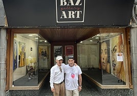 Luis Burgos, a la derecha, delante del escaparate de Bazart Gallery.