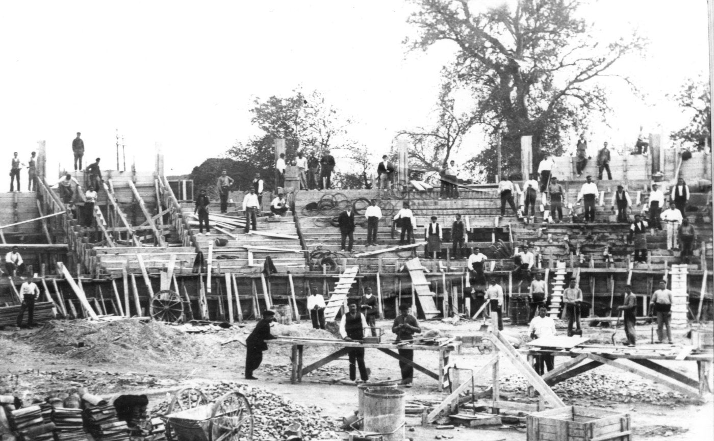 Finales de 1924. Los alfareños se volcaron en la construcción y en financiar la plaza con acciones.