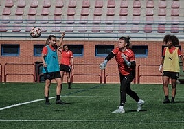 Chelsea, portera del DUX, pasa el balón a una de sus compañeras en uno de los entrenamientos previos a la final por el ascenso.