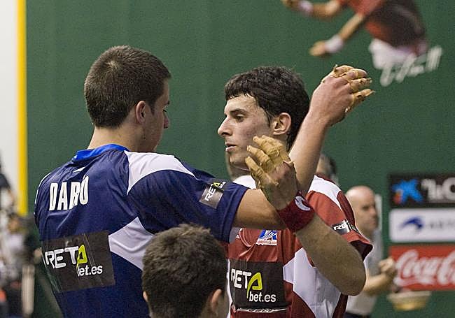 Darío y Altuna se saludan el día del debut del riojano.