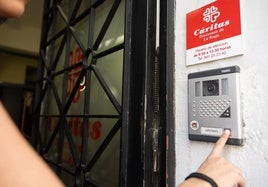 Puerta de acceso a la sede logroñesa de Cáritas La Rioja.