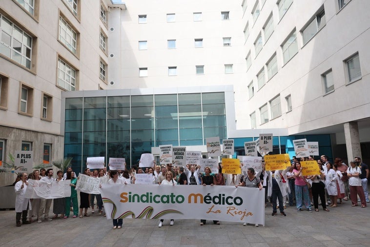 Concentración a las puertas del San Pedro durante la jornada de huelga médica.