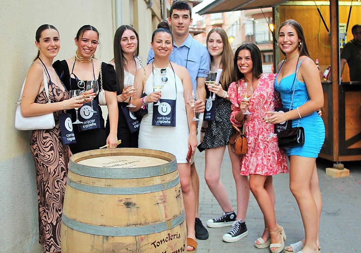 Un grupo de jóvenes degustan un vino en la calle Somovilla de Lardero.