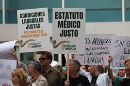 Protesta de médicos en el San Pedro este viernes.