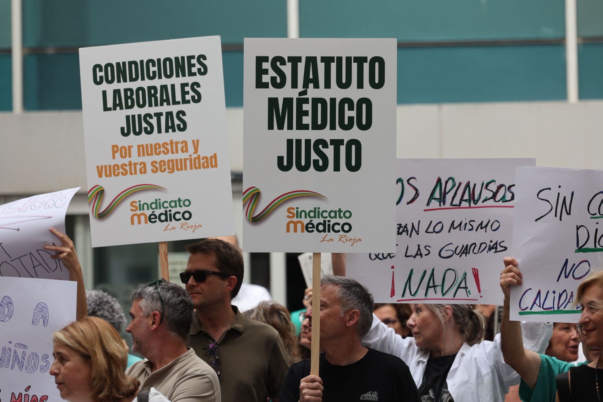 Protesta de médicos en el San Pedro este viernes.