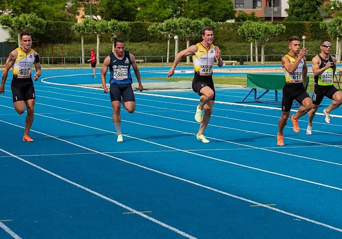 Imagen de una de las semifinales de 100 metros.