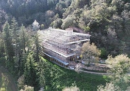 Vista de Suso cubierto de andamios.