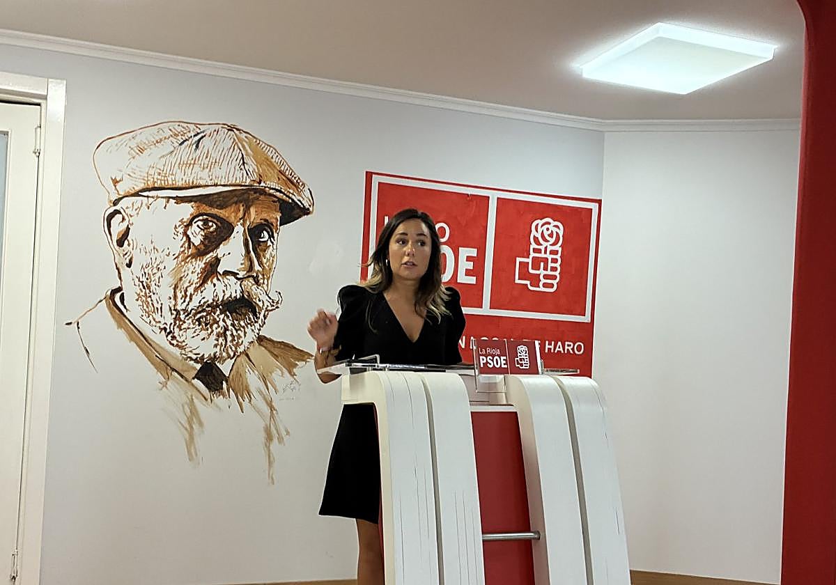 Naiara Hernáez durante la rueda de prensa ofrecida ayer en la sede socialista.