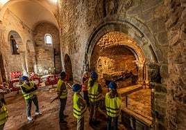 Contemplando el cenotafio de San Millán.