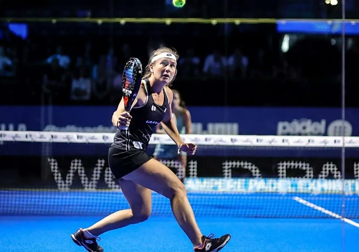 Carolina Navarro espera la pelota del rebote para devolverla.