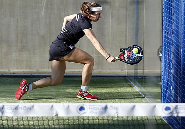 Carolina Navarro espera la pelota del rebote para devolverla.
