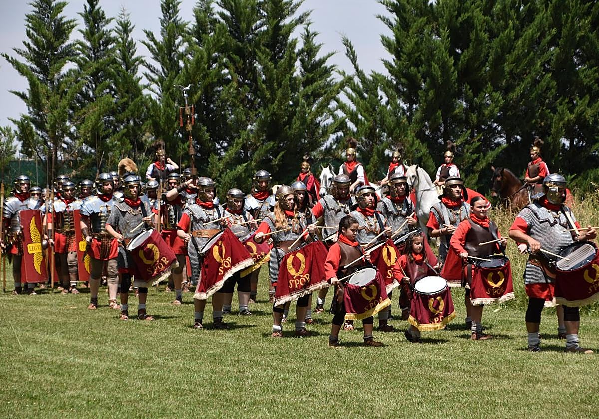 Los romanos del Grupo Paso Viviente entrando en la zona de exhibición exterior del parque Tierra Rapaz de Calahorra.