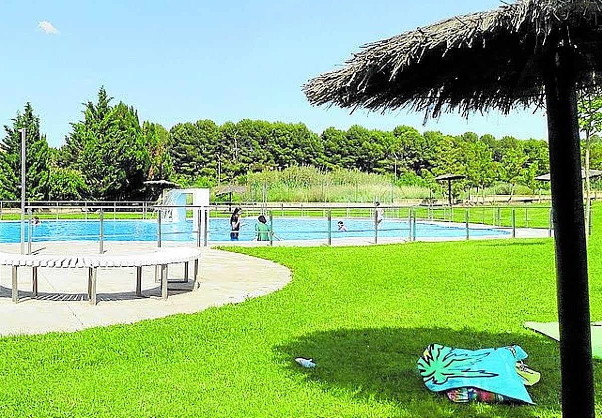 Muchas familias apuntan a cortes tras el baño en la piscina infantil.