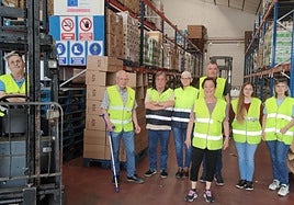Lola Cristóbal y otros voluntarios en el Banco de Alimentos.