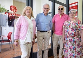 María Isabel Galarreta (izq.), con otros miembros de Cáritas.
