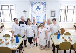 Cristina Martínez (cuarta por la izq.) en Cocina Económica.