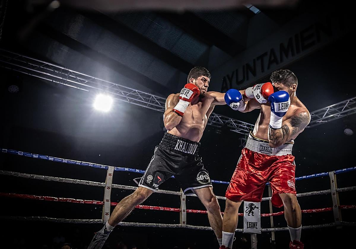 Gazi Khalidov golpea a Iván Matute en el combate disputado ayer en el polideportivo de Las Gaunas.