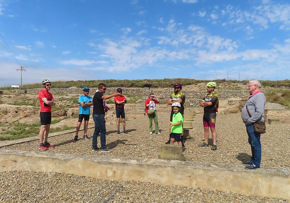 El arqueólogo Toño Aguirre ofreció explicaciones en los yacimientos, como el principal de las Eras de San Martín.