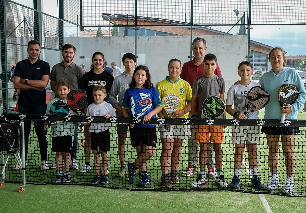 En la imagen superior, los participantes más jóvenes; debajo, los mayores, y un momento de una sesión de golpes.