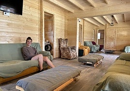 Mariel Orive, en el salón principal de la casa, donde duermen y conviven los perros.