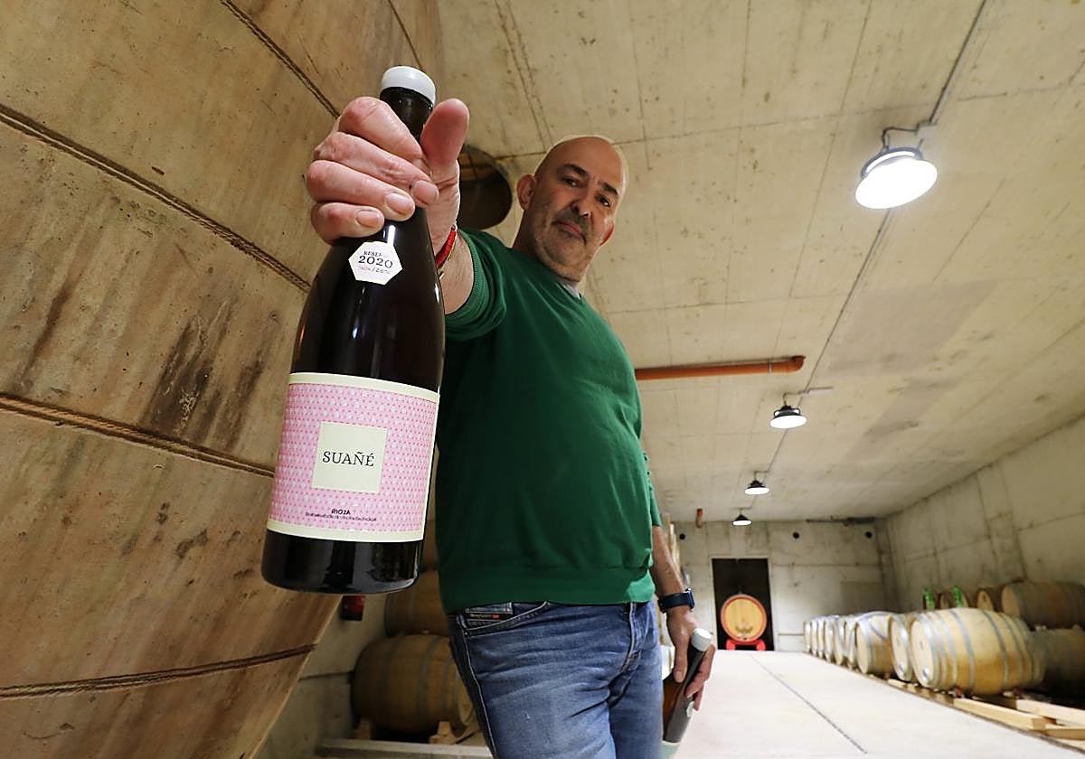 Alberto Pedrajo, con un Suañé rosado en la bodega de Villalba.