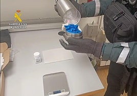Drogas y materiales incautados por la Guardia Civil.