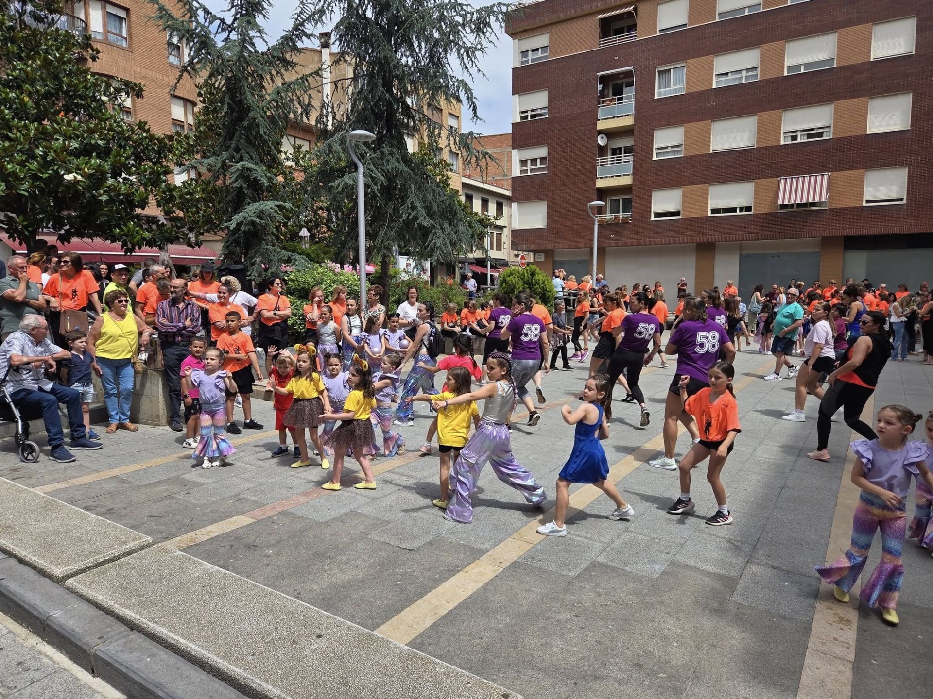 Deporte en la calle y marcha contra el cáncer, en Autol