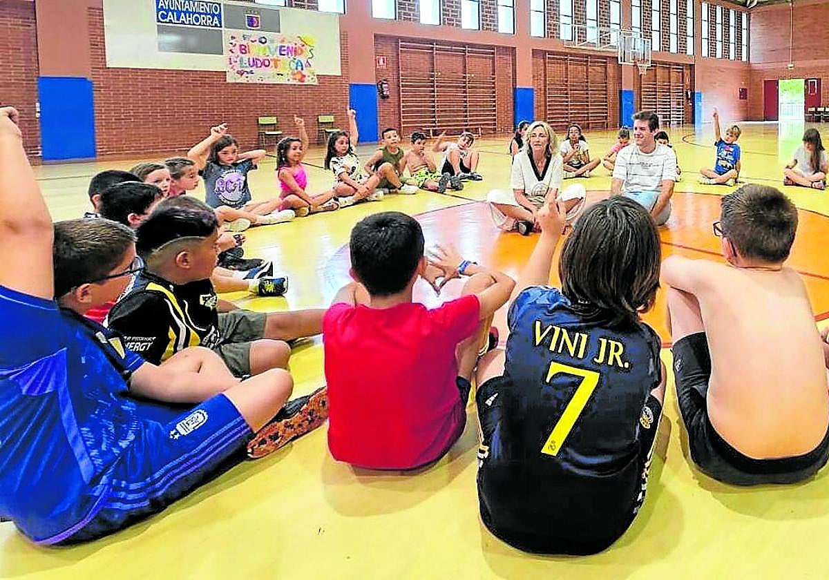 Visita del pasado año de la alcaldesa, Mónica Arceiz, y el concejal de Juventud, Iván Jiménez a la ludoteca de verano.