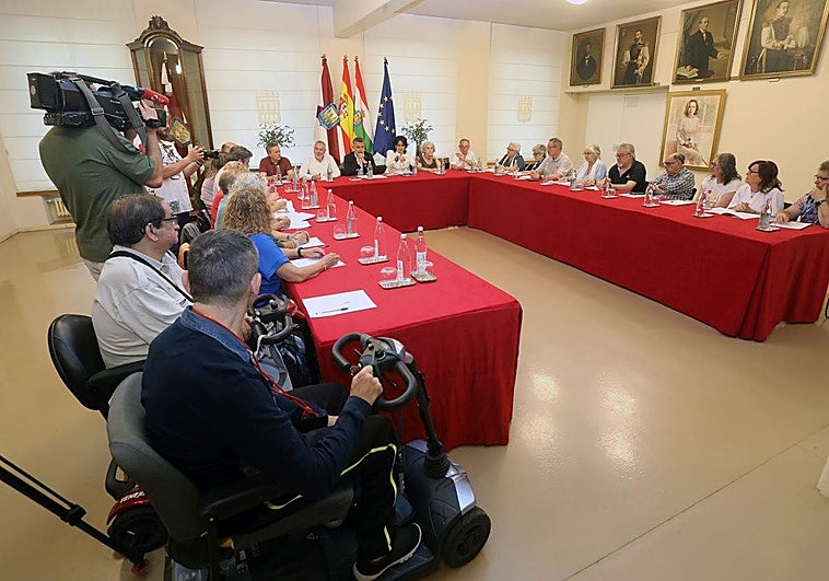 Reunión municipal con el grupo motor del proyecto de mayores.