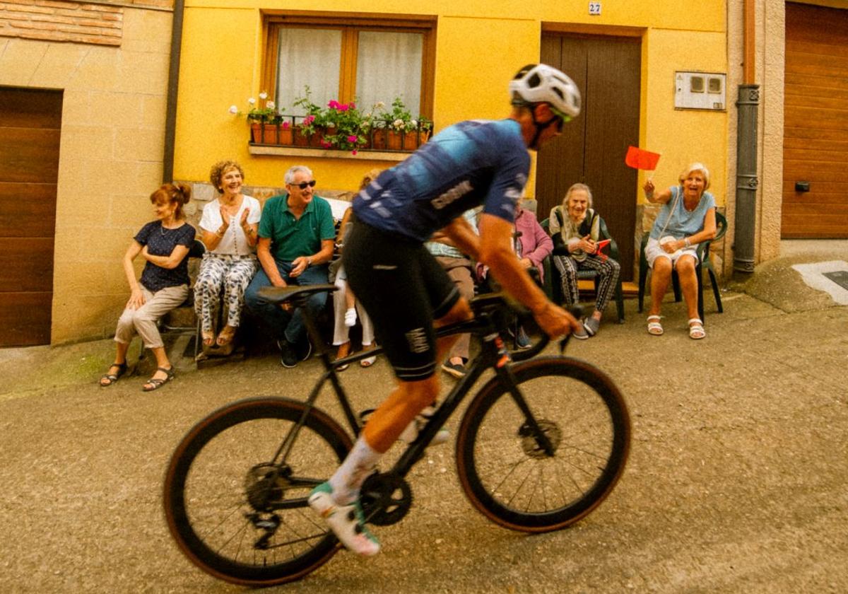 Vecinos de Daroca de Rioja animan a un ciclista en pleno ascenso durante la prueba. blanco en botella.