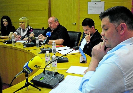 A la derecha, el alcalde popular Jorge Salaverri, y a continuación, Saúl Manzanares y Fernando Sáenz.