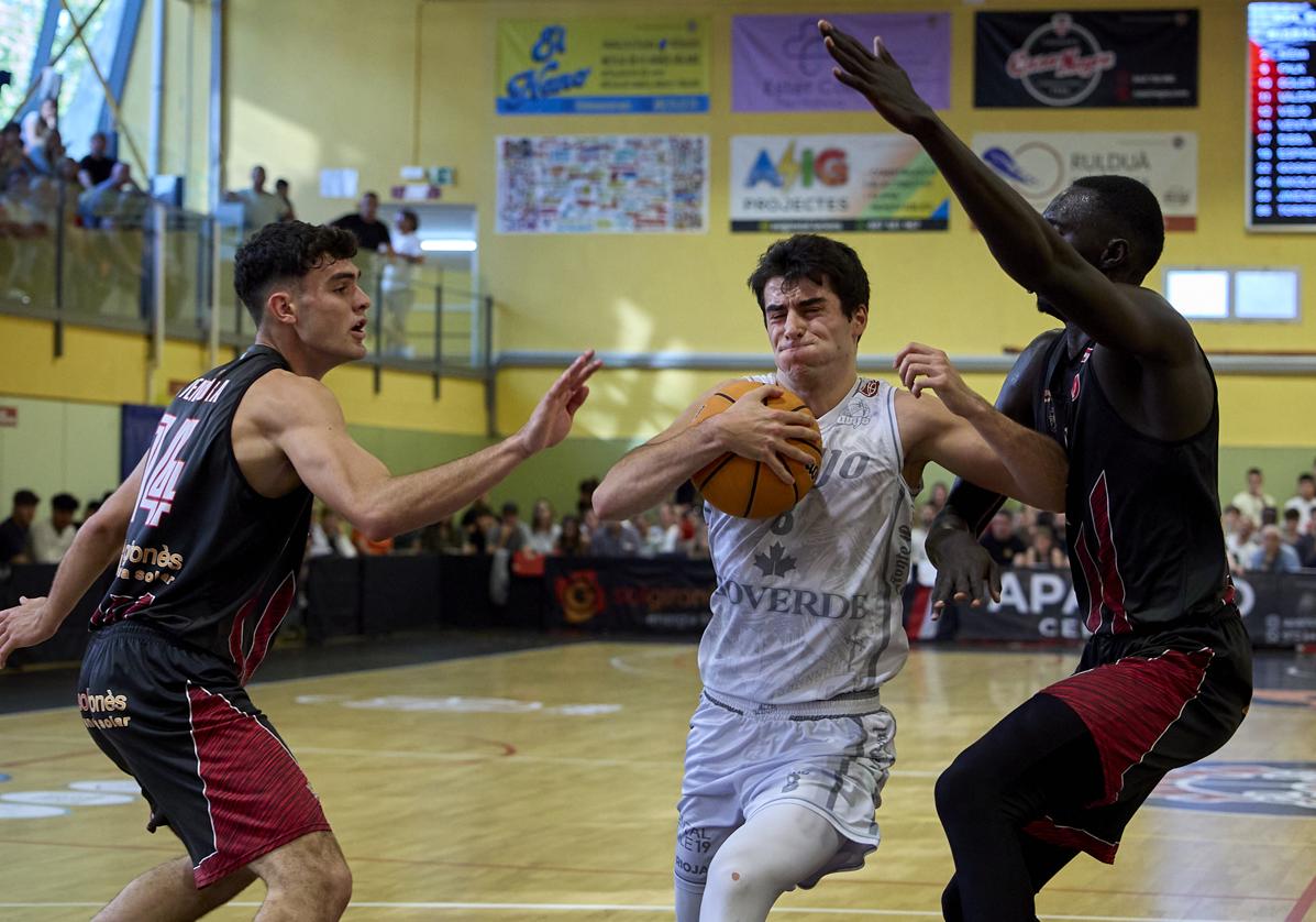 Joseba Querejeta, uno de los jugadores vinculados esta año, en el partido ante el Bisbal en el que el Clavijo logró la salvación.