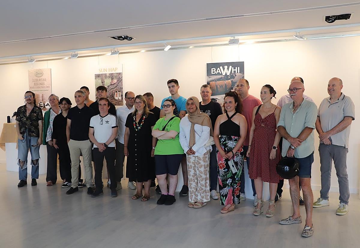 Fotografía de familia de los alumnos y profesores de los grados.