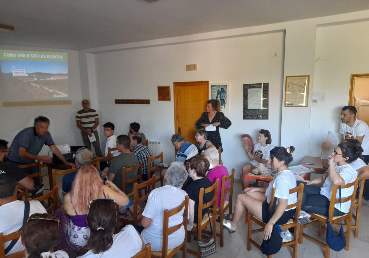 Charla de b.power sobre el proyecto de la planta de biogás este martes en el hogar del jubilado de Valverde.