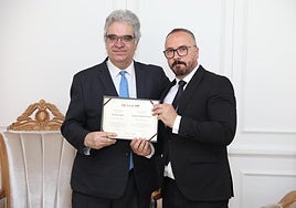 El profesor Isidro F. Aguillo (a la izquierda) y el rector de la Universidad AAB.