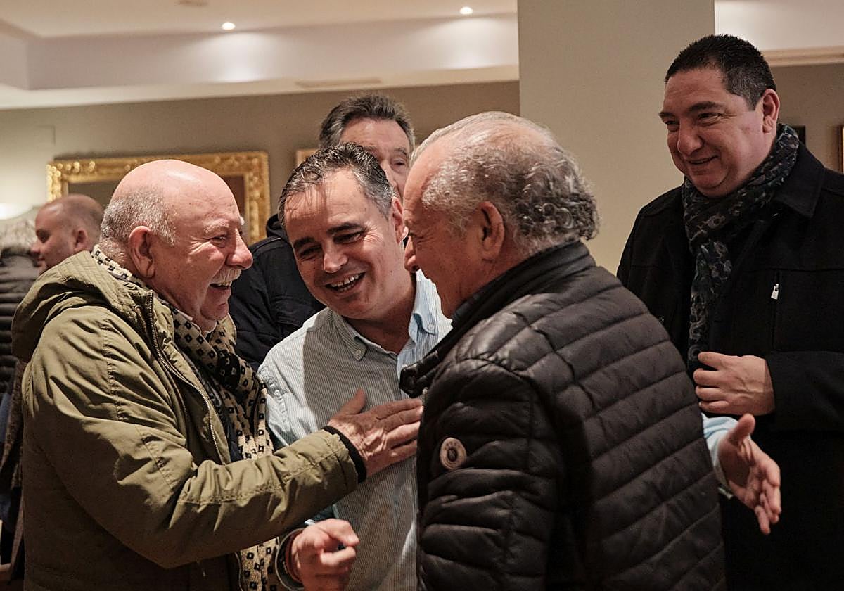 Gustavo Sáenz sonríe mientras conversa con algunos de sus apoyos, el dia que presentó su candidatura.