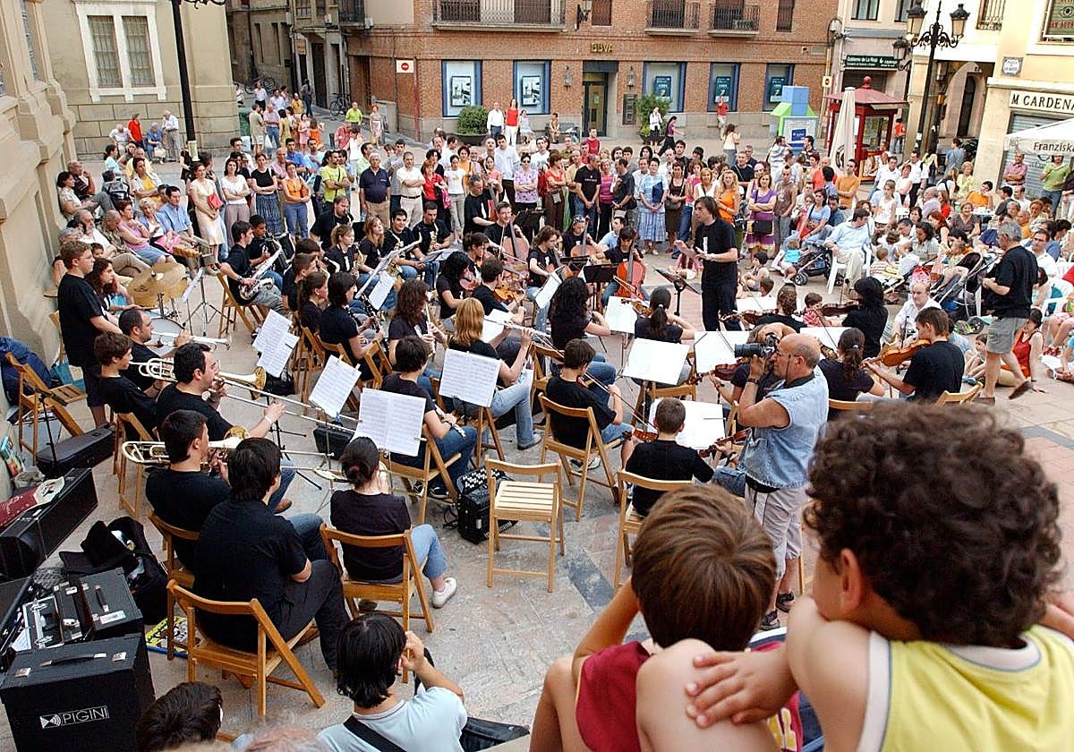 Alumnos de Píccolo y Saxo en una anterior edición de la Fiesta de la Música, en la plaza de San Agustín.