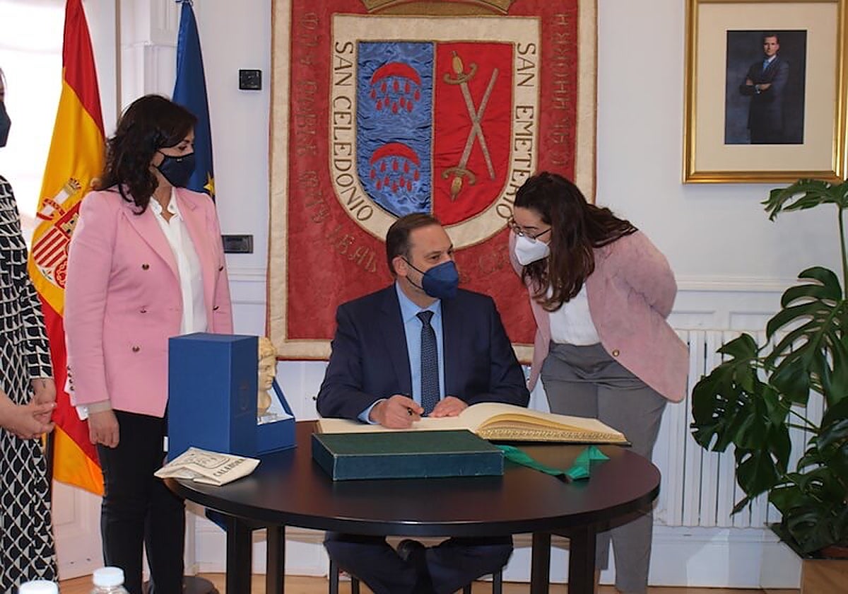 Ábalos, firmando en el Libro de Honor de Calahorra, junto a Andreu y Elisa Garrido.