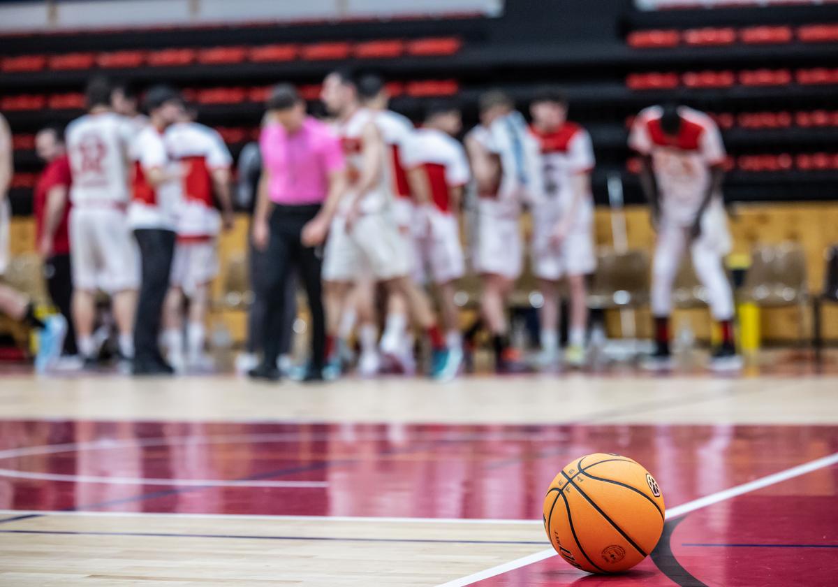 Imagen de la cancha de Lobete en un partido de Logrobasket.