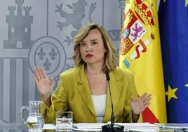 La ministra de Educación y Portavoz del Gobierno, Pilar Alegría, durante su intervención en la rueda de prensa posterior a la reunión semanal del Consejo de ministros, este martes en Moncloa.