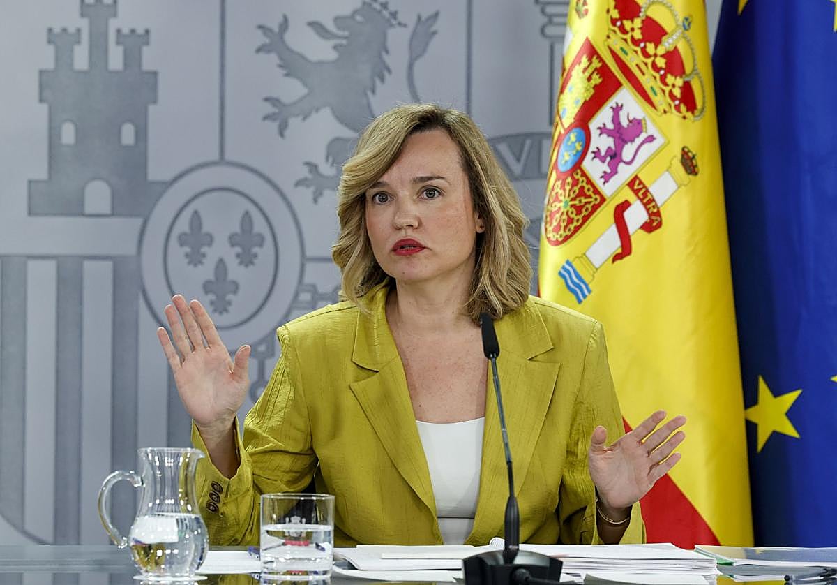 La ministra de Educación y Portavoz del Gobierno, Pilar Alegría, durante su intervención en la rueda de prensa posterior a la reunión semanal del Consejo de ministros, este martes en Moncloa.