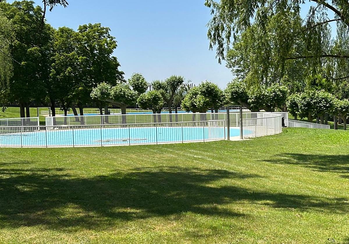 Las piscinas municipales de Alberite, ayer, cerradas al público.